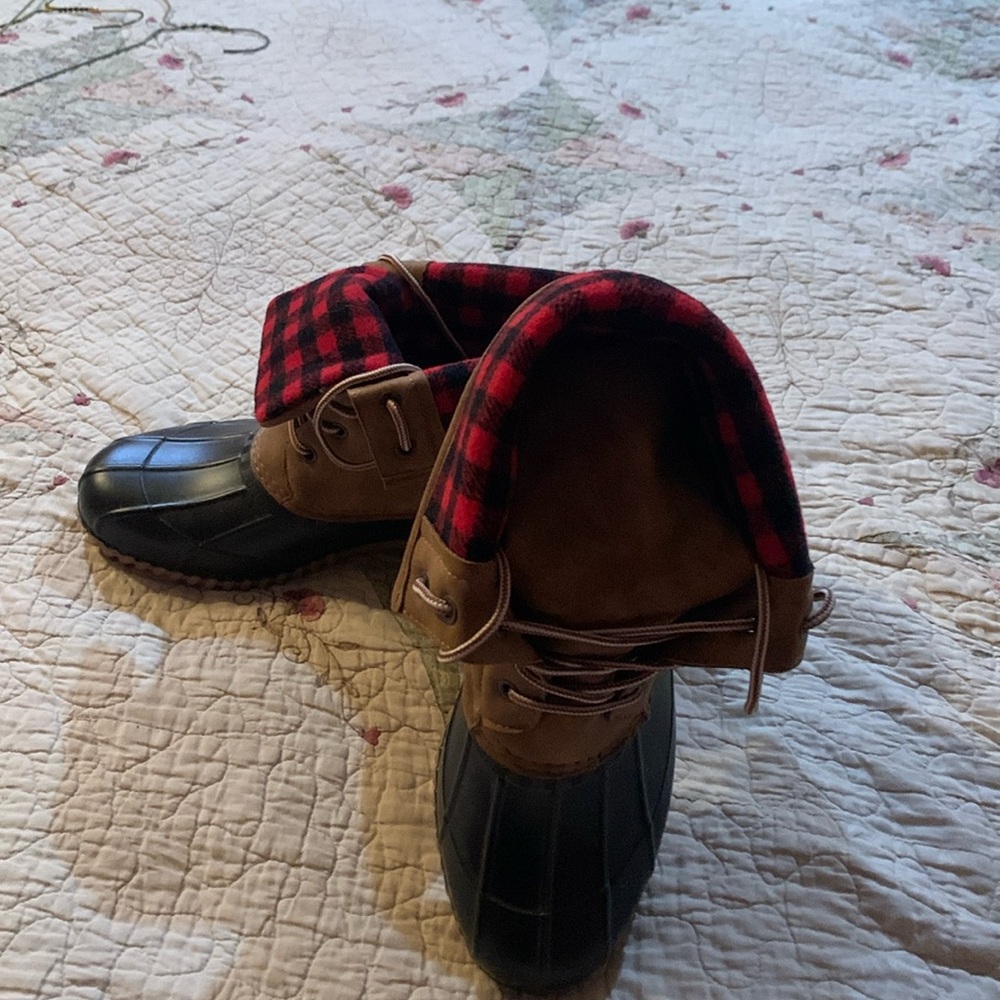 WOMENS 11 WIDE WATERPROOF CLOUDWALKER BOOTS!